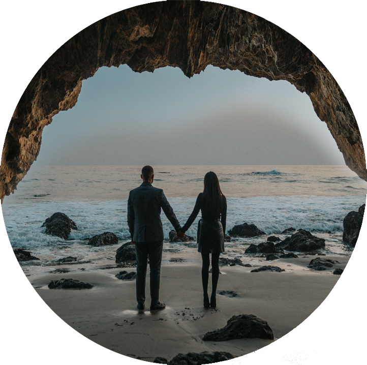 ζευγάρι που κρατιέται χέρι χέρι μπροστά σε φθινοπωρινή ακτή